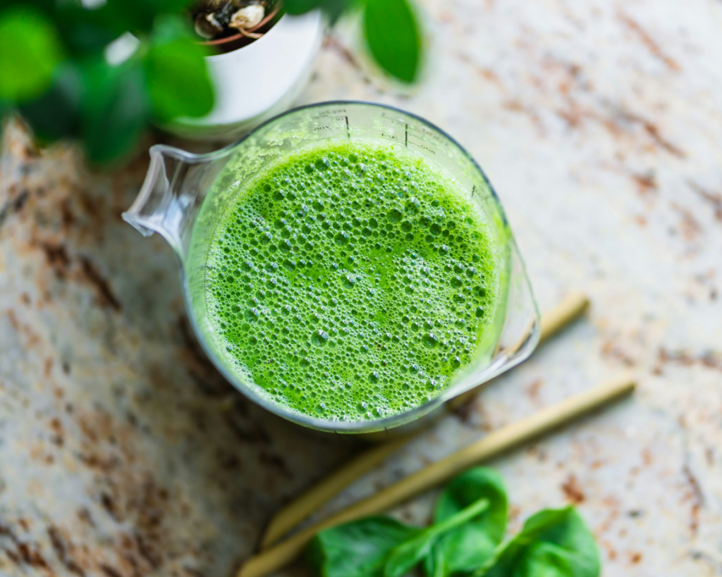 un jus vert pour une bonne hydratation en été