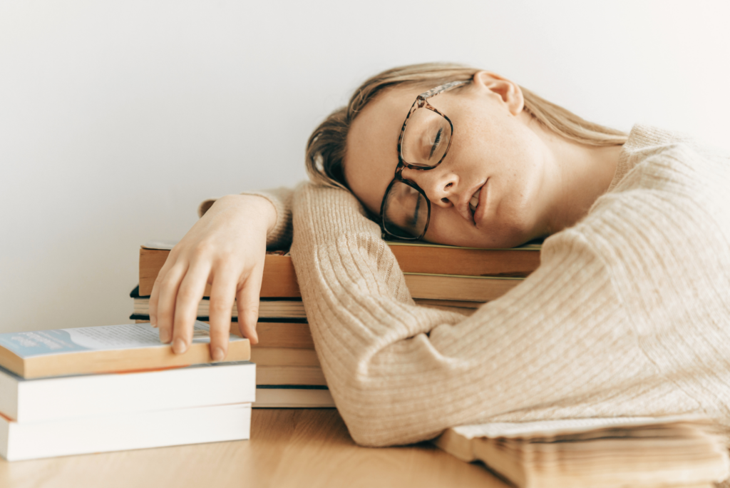 femme qui dort avec de la fatigue chronique