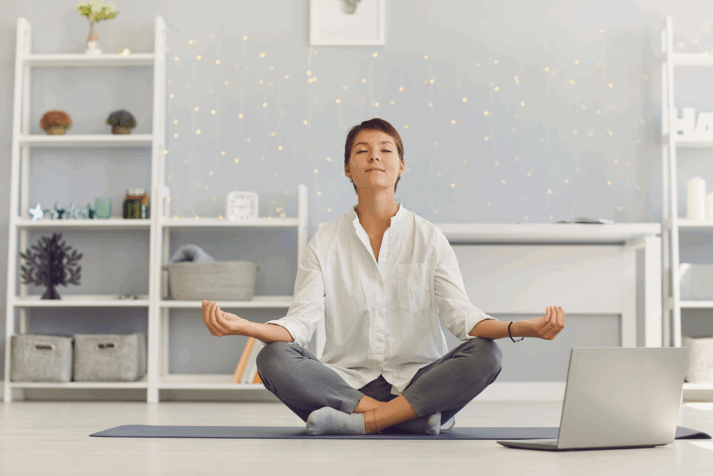 femme en méditation pour gérer le stress de la rentrée