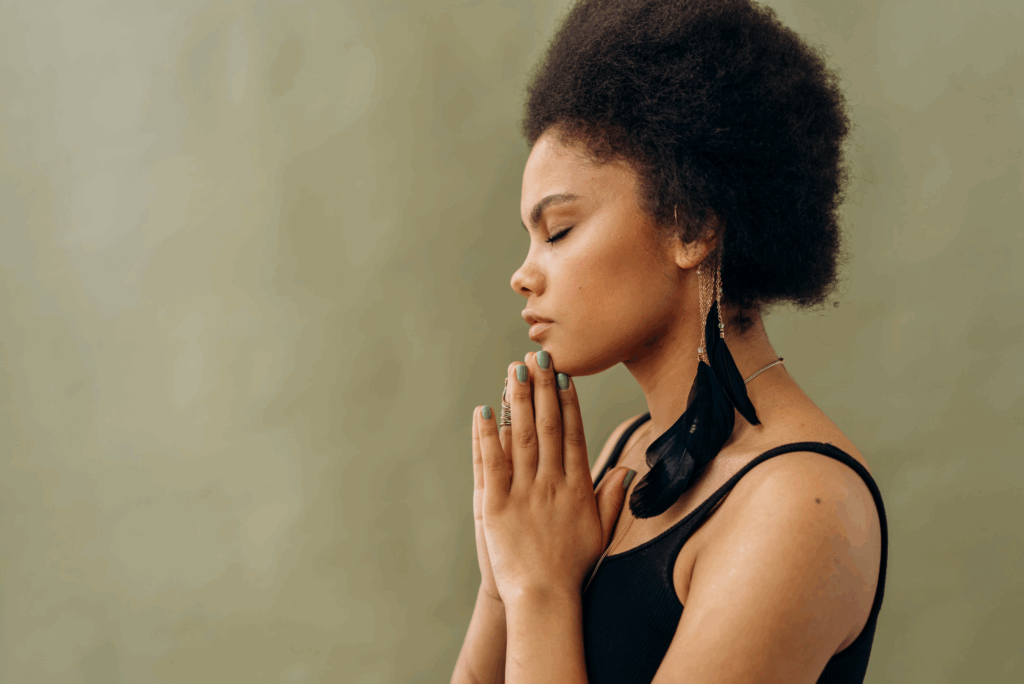 jeune femme en méditation les yeux fermés