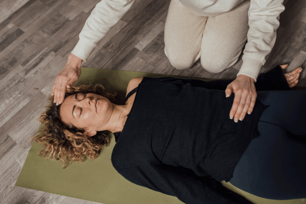 praticien Reiki posant ses mains au-dessus du corps pour harmoniser l’énergie vitale